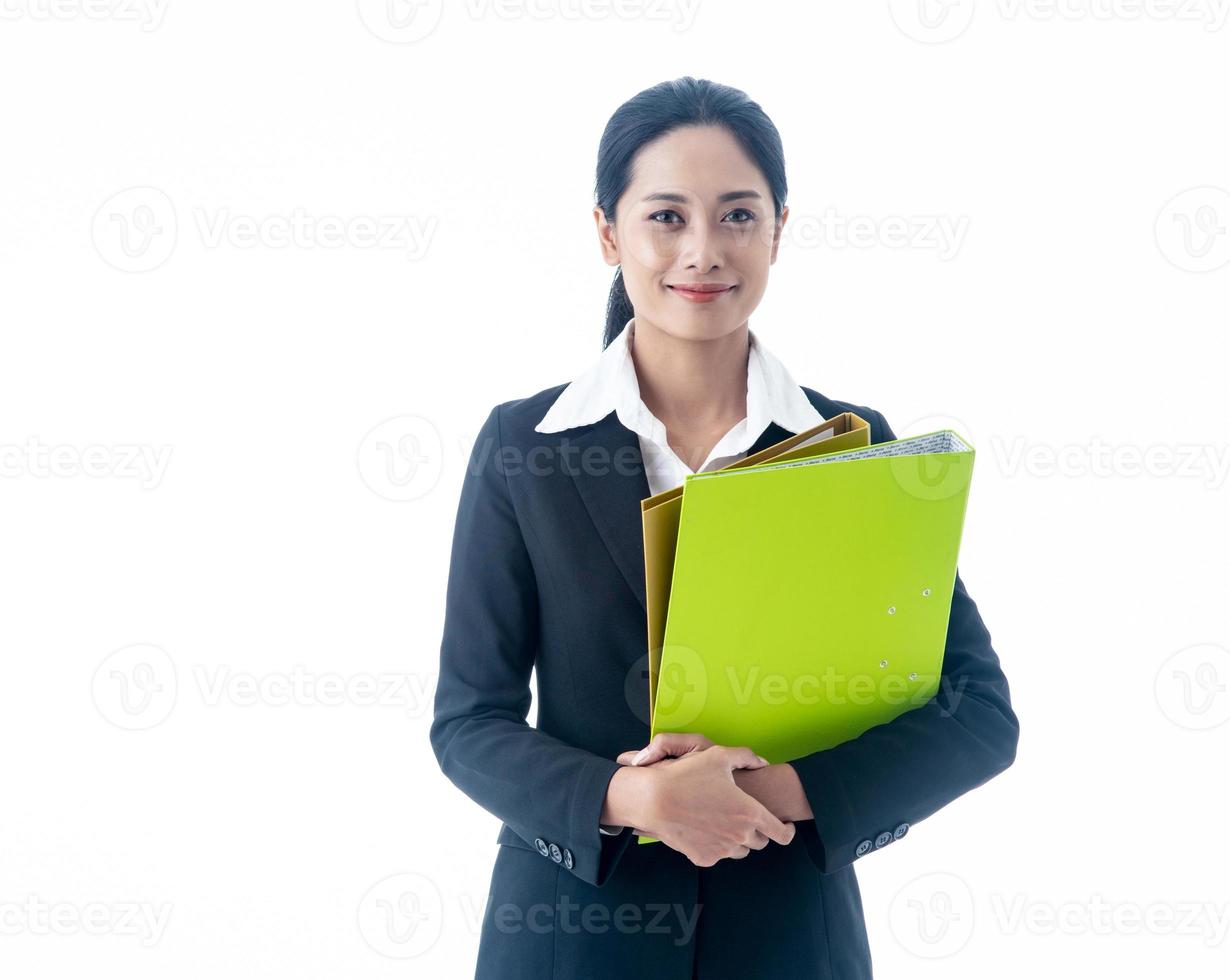 una mujer de negocios asiática hermosa, inteligente y joven con el pelo largo y negro es la ejecutiva o gerente que tiene los archivos y sonríe con confianza en el éxito en un fondo blanco aislado foto