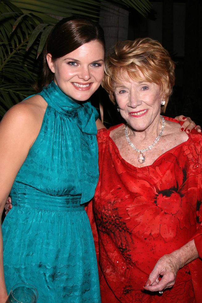 heather tom y jeanne cooper en una fiesta privada de cumpleaños número 80 para jeanne cooper organizada por lee bell en su casa en beverly hills, ca el 23 de octubre de 2008 foto