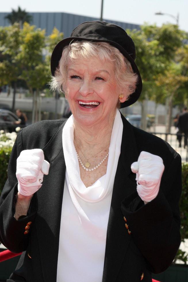 Elaine Stritch arriving at the Primetime Creative Emmy Awards at Nokia Center in Los Angeles, CA on September 12, 2009 photo