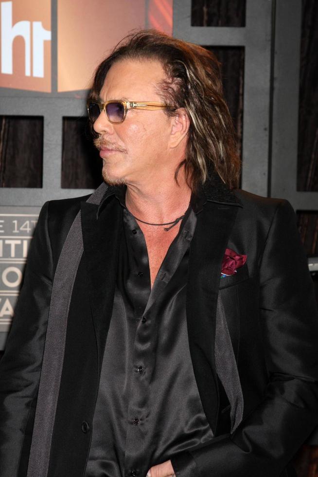 mickey rourke llegando a los premios critic s choice en el centro cívico de santa mónica, en santa mónica, ca, el 8 de enero de 2009 foto