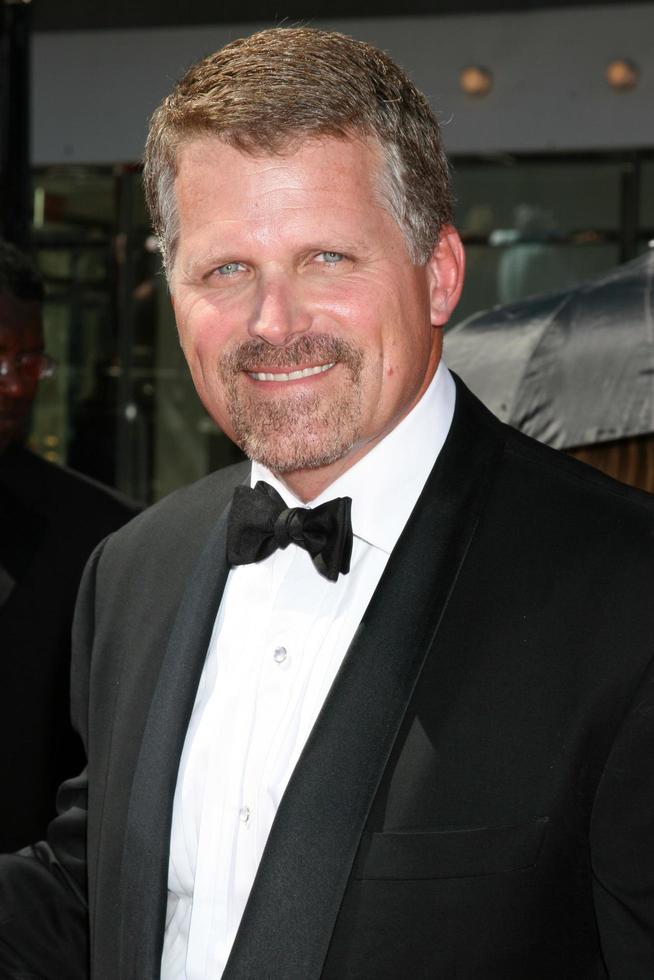 robert newman llegando a los emmys diurnos 2008 en el teatro kodak en hollywood, ca el 20 de junio de 2008 foto