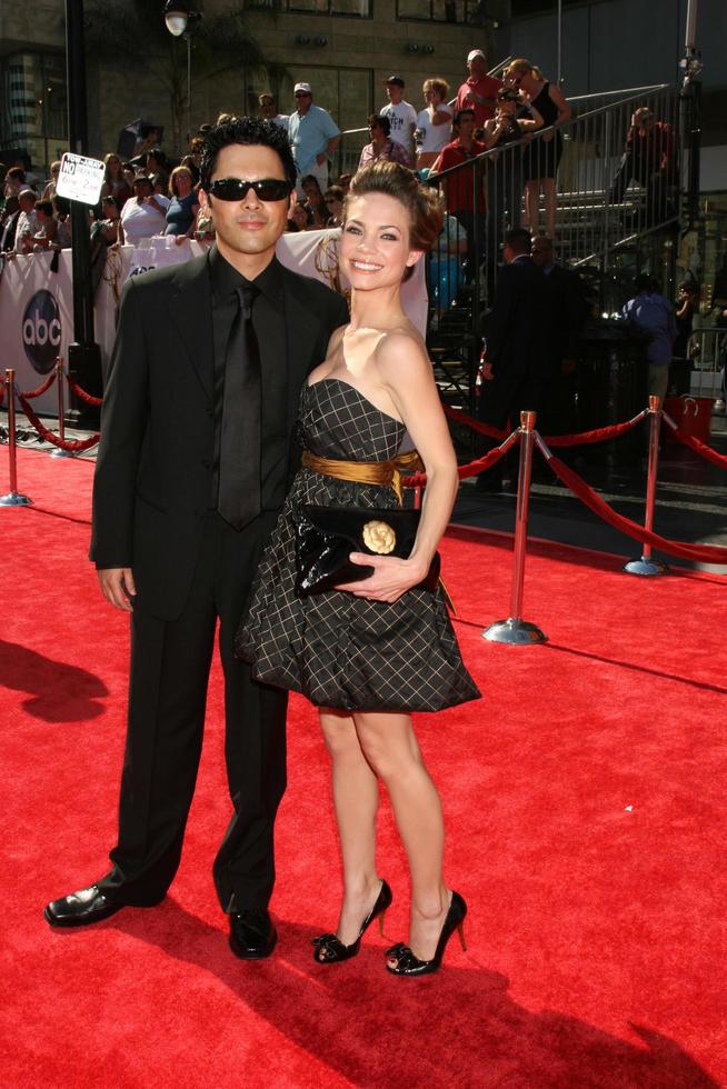 michael saucedo y rebecca herbst llegando a los emmys diurnos 2008 en el teatro kodak en hollywood, ca el 20 de junio de 2008 foto