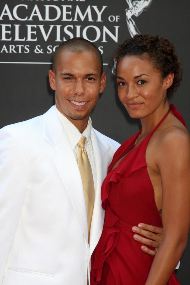 bryton james y su novia llegando a los premios emmy diurnos en el teatro orpheum en los angeles, ca el 30 de agosto de 2009 foto