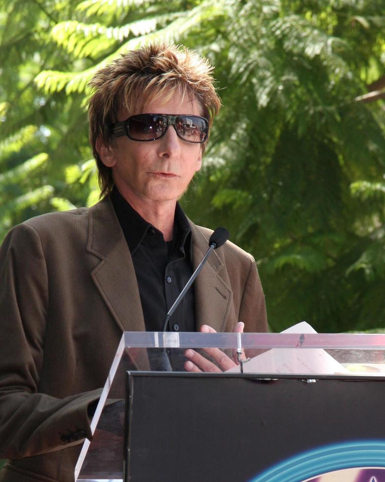 barry manilow en la ceremonia de la estrella del paseo de la fama de hollywood en honor al edificio capital de dave koz en hollywood los angeles, ca 22 de septiembre de 2009 foto