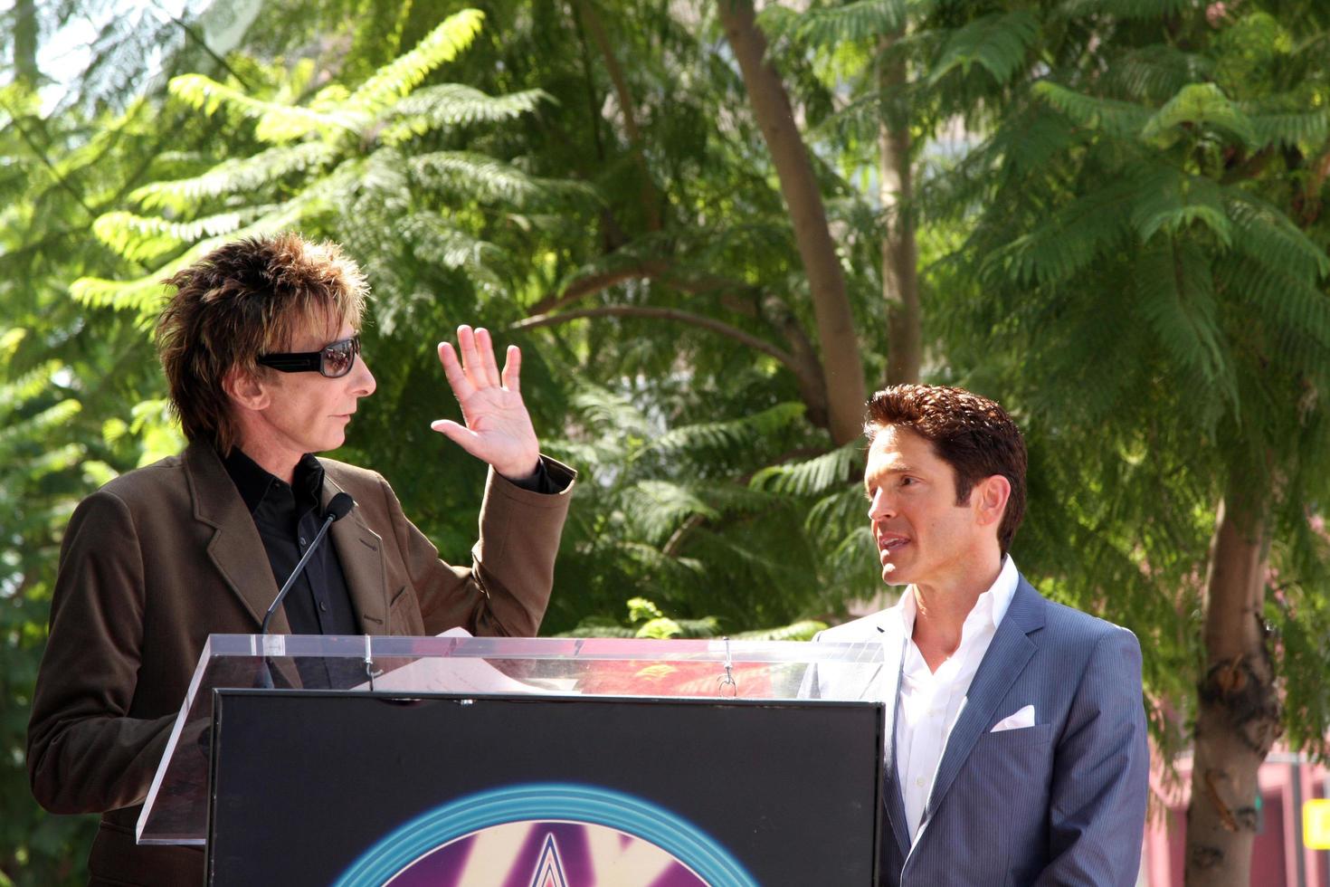 barry manilow y dave koz en la ceremonia de la estrella del paseo de la fama de hollywood en honor al edificio capital de dave koz en hollywood los angeles, ca 22 de septiembre de 2009 foto