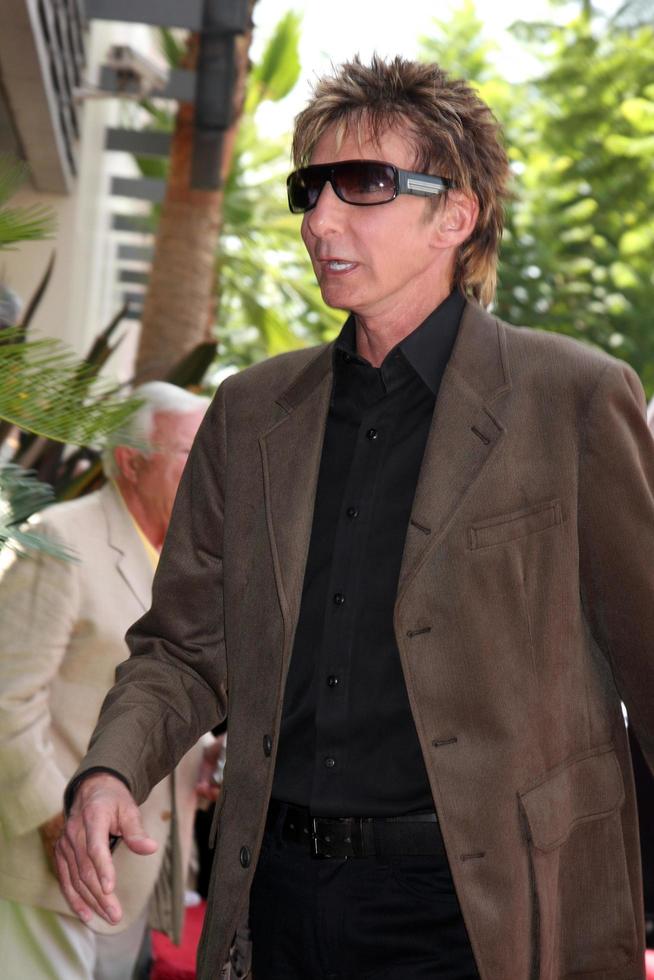 barry manilow en la ceremonia de la estrella del paseo de la fama de hollywood en honor al edificio capital de dave koz en hollywood los angeles, ca 22 de septiembre de 2009 foto