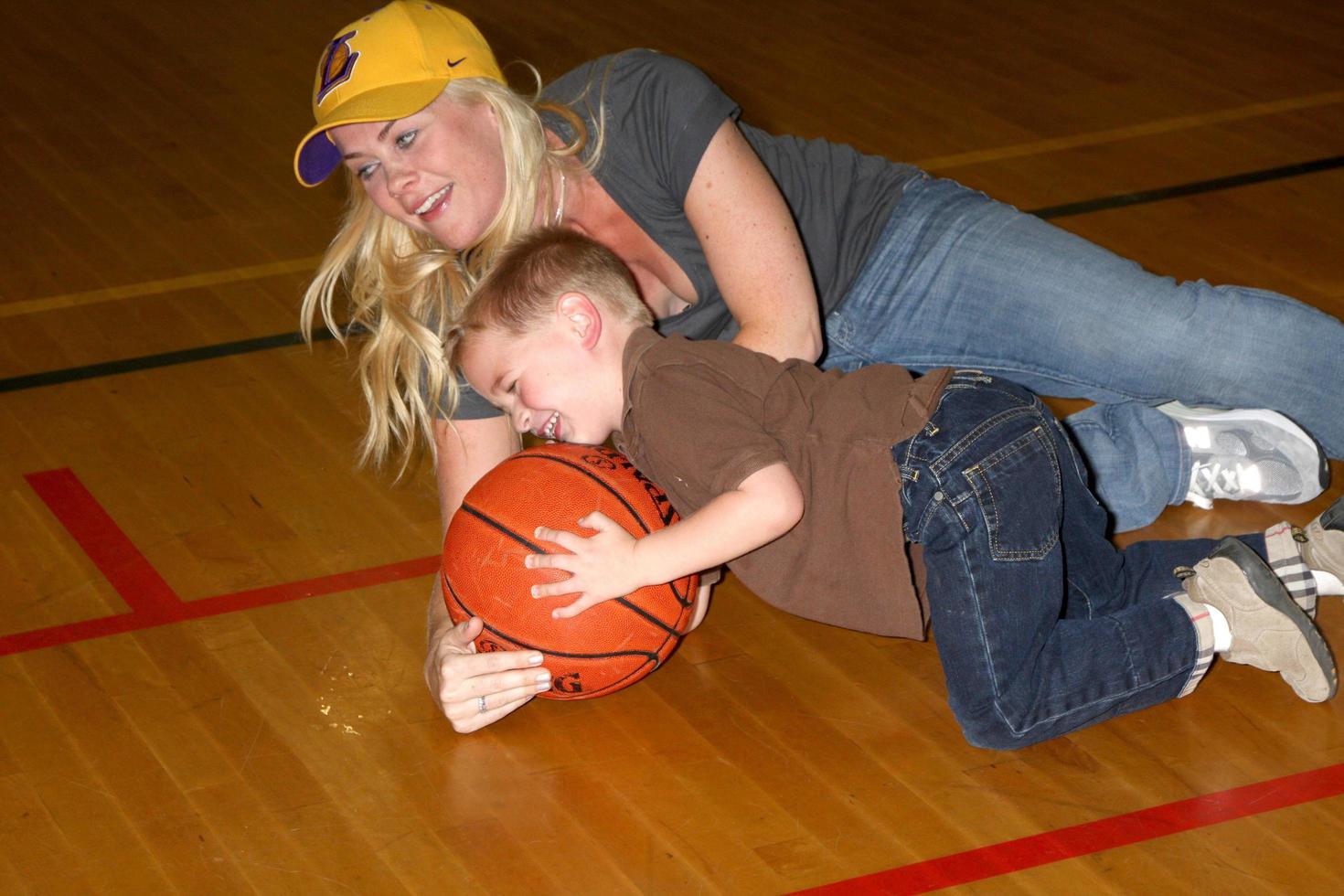 alison sweeney y su hijo ben sanov en el vigésimo juego de baloncesto james reynolds days of our lives en la escuela secundaria south pasadena en pasadena, ca el 29 de mayo de 2009 foto