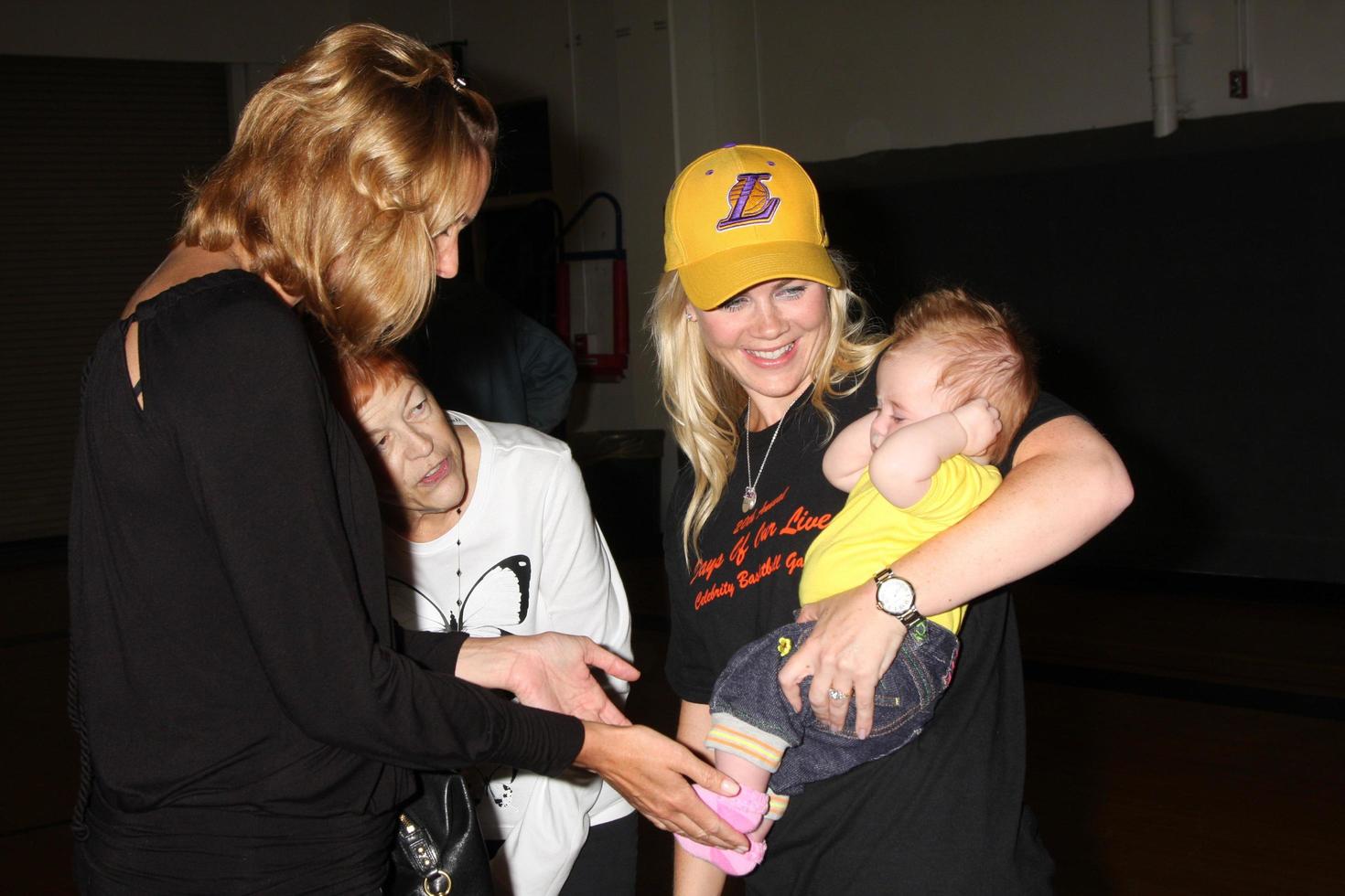 arianne zucker y alison sweeney y su bebé megan hope sanov en el vigésimo juego de baloncesto de james reynolds days of our lives en la escuela secundaria south pasadena en pasadena, ca el 29 de mayo de 2009 foto