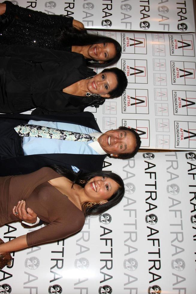 smokey robinson, su esposa frances glandney, y sus hijas tamla y berry llegando a los premios aftra media and entertainment heritage awards amees en el hotel biltmore en los angeles, ca el 9 de marzo de 2009 foto