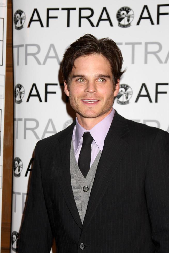 greg rikaart llegando a los premios aftra media and entertainment heritage awards amees en el hotel biltmore en los angeles, ca el 9 de marzo de 2009 foto