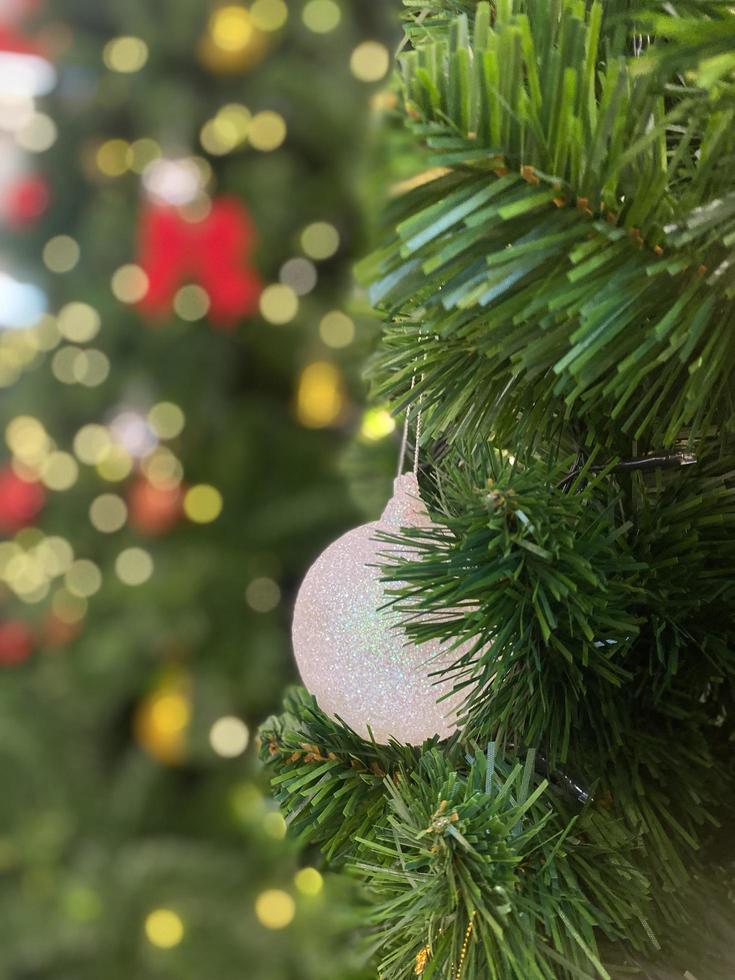 2023 bola de navidad en el árbol de navidad celebración de año nuevo foto