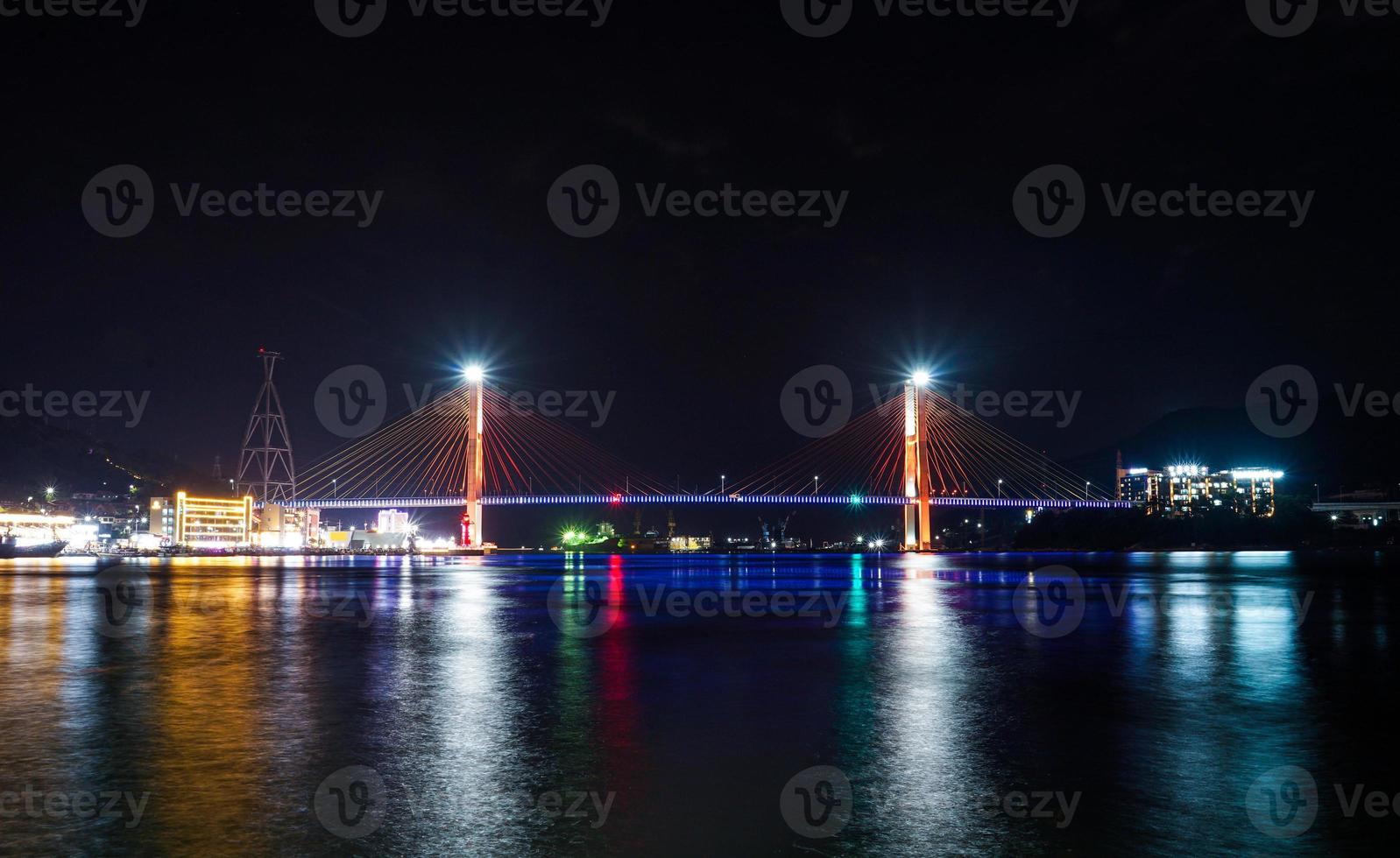 vista nocturna de yeosu, provincia de jeolla del sur, corea foto