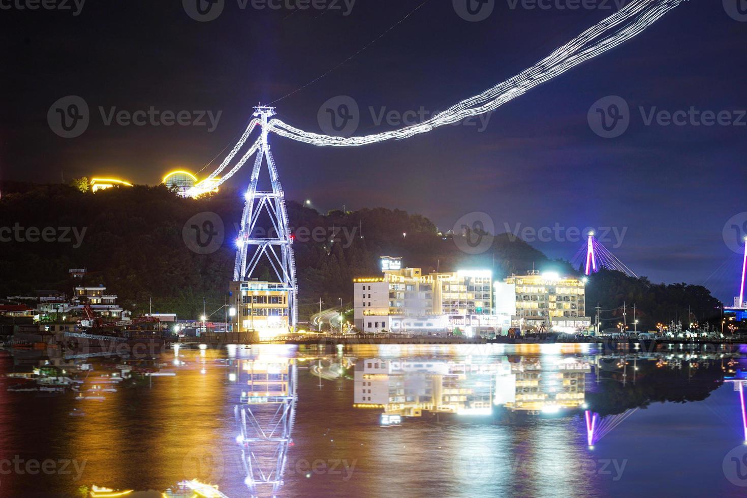 vista nocturna de yeosu, provincia de jeolla del sur, corea foto