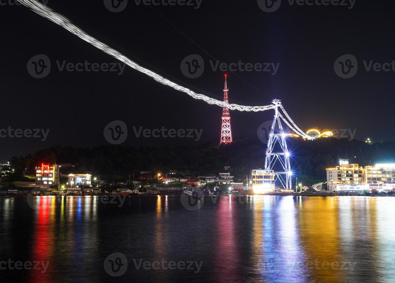 vista nocturna de yeosu, provincia de jeolla del sur, corea foto