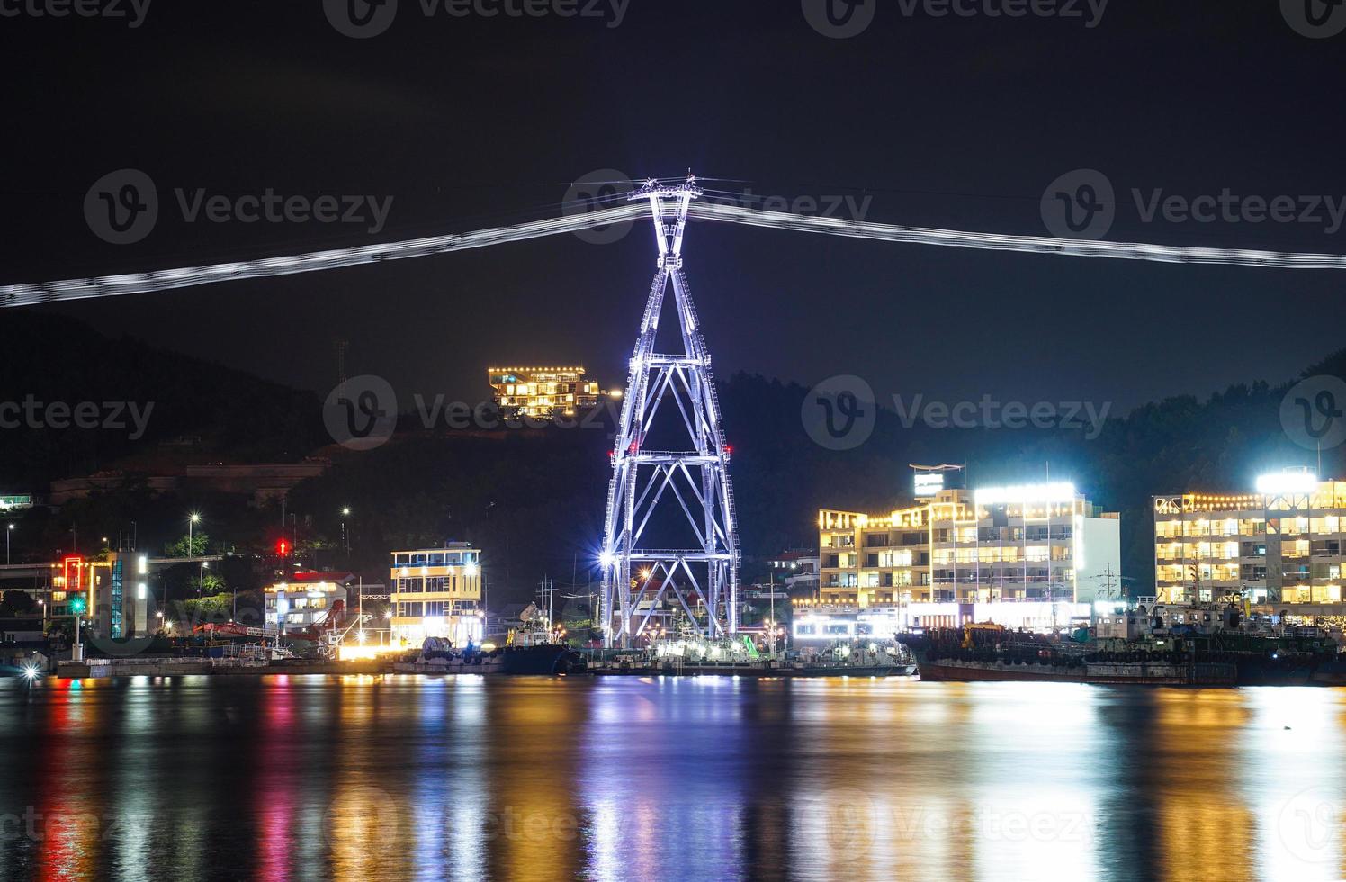 vista nocturna de yeosu, provincia de jeolla del sur, corea foto