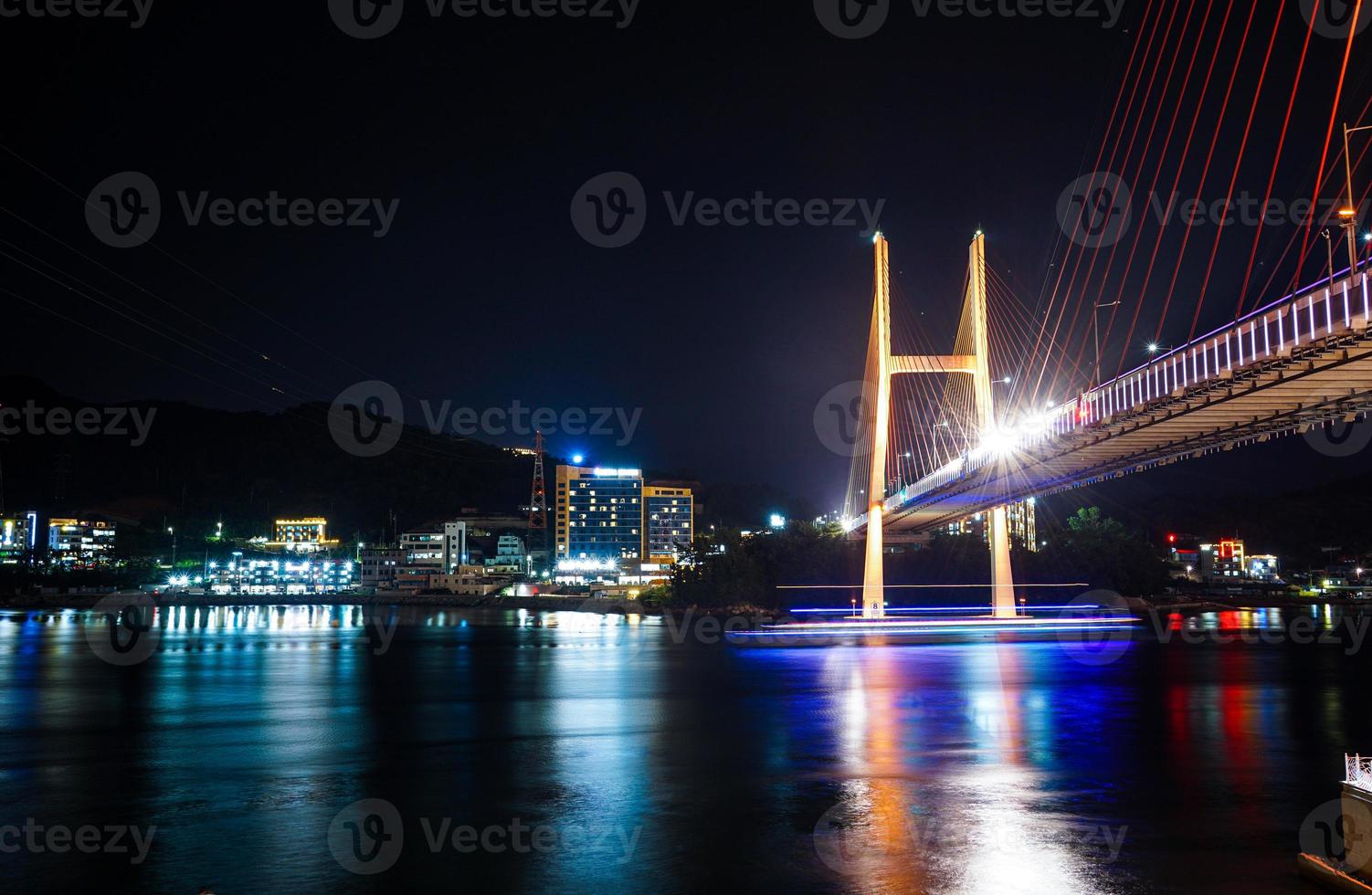 vista nocturna de yeosu, provincia de jeolla del sur, corea foto