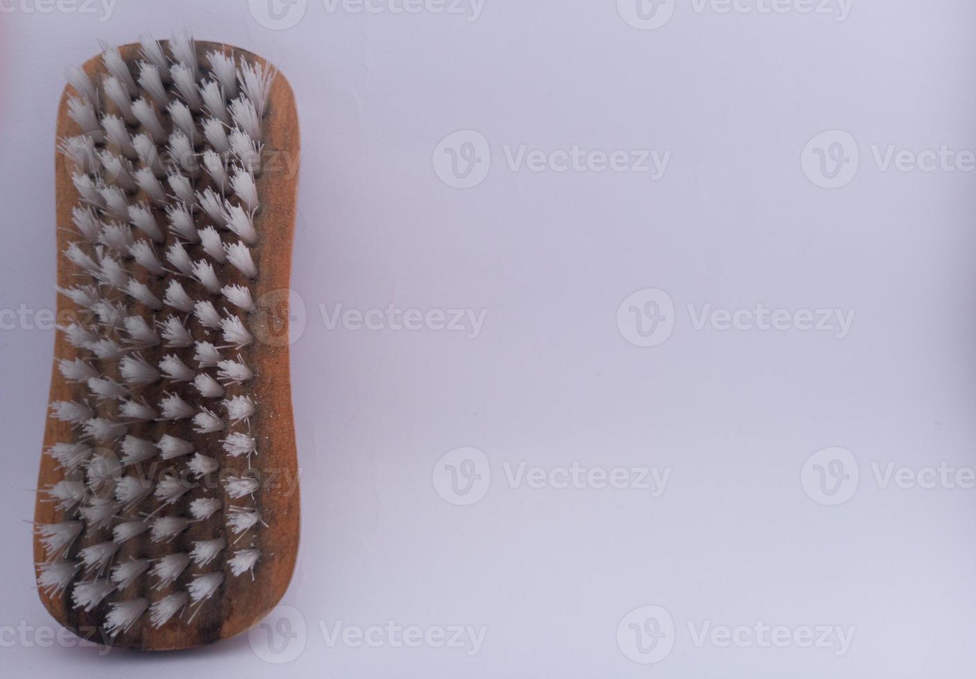 cepillar el baño con un material de madera que se vea sucio. con fondo blanco aislado foto