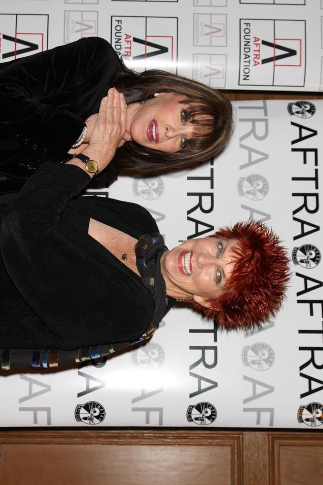 kate linder y marcia wallace llegando a los premios de excelencia en entretenimiento y medios aftra amees en el hotel biltmore en los angeles, ca el 9 de marzo de 2009 foto