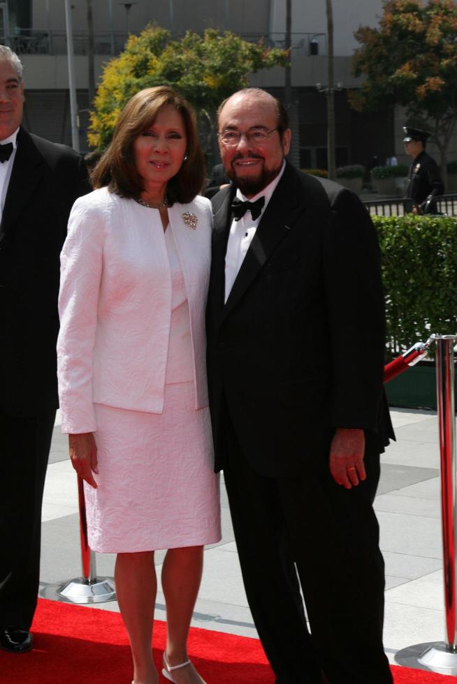 james lipton y su esposa llegan a los creativos premios emmy en horario estelar en el teatro nokia, en los angeles, ca el 13 de septiembre de 2008 foto