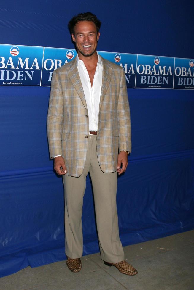 sebastian siegel llegando a la cuenta regresiva para el evento de barack obama en una casa privada en beverly hills, ca el 17 de octubre de 2008 foto