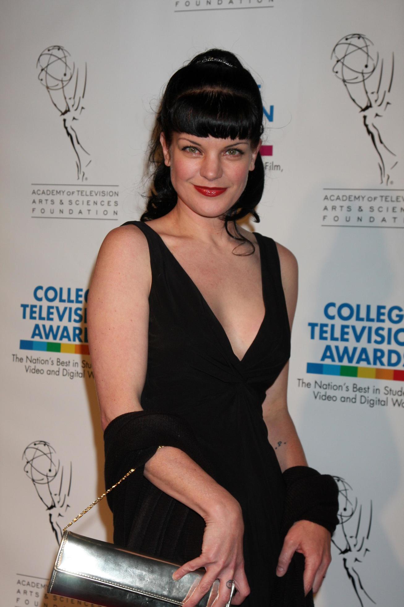 Actress Pauley Perrette'S X Message - r0y01fl