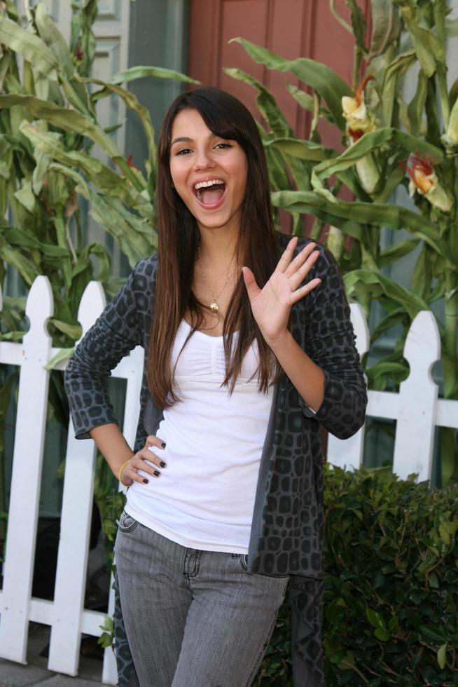 Los Ángeles, 12 de diciembre: Victoria Justice llega a los premios de estilo de Hollywood 2010 en el teatro Billy Wilder en el museo Hammer el 12 de diciembre de 2010 en Westwood, CA. foto