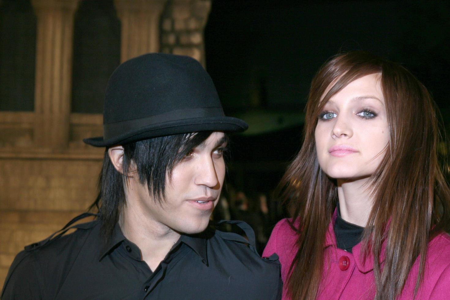 peter goingz y ashlee simpson cloverfield estreno de la película paramount studios theate los angeles, ca 16 de enero de 2008 foto