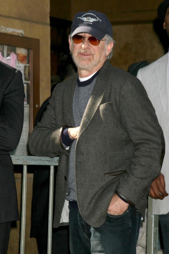 steven spielberg en la ceremonia de la estrella de cate blanchett en el paseo de la fama de hollywood en los angeles, ca 5 de diciembre de 2008 foto