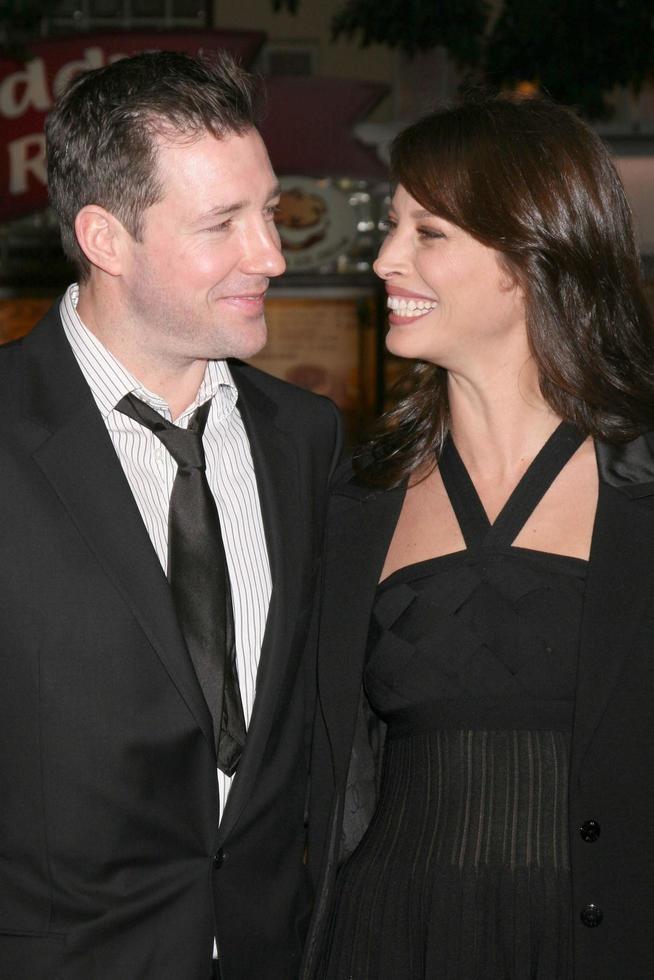 Ed Burns y Christy Turlington 27 visten estreno Mann's Village Theater Westwood, CA 7 de enero de 2008 foto