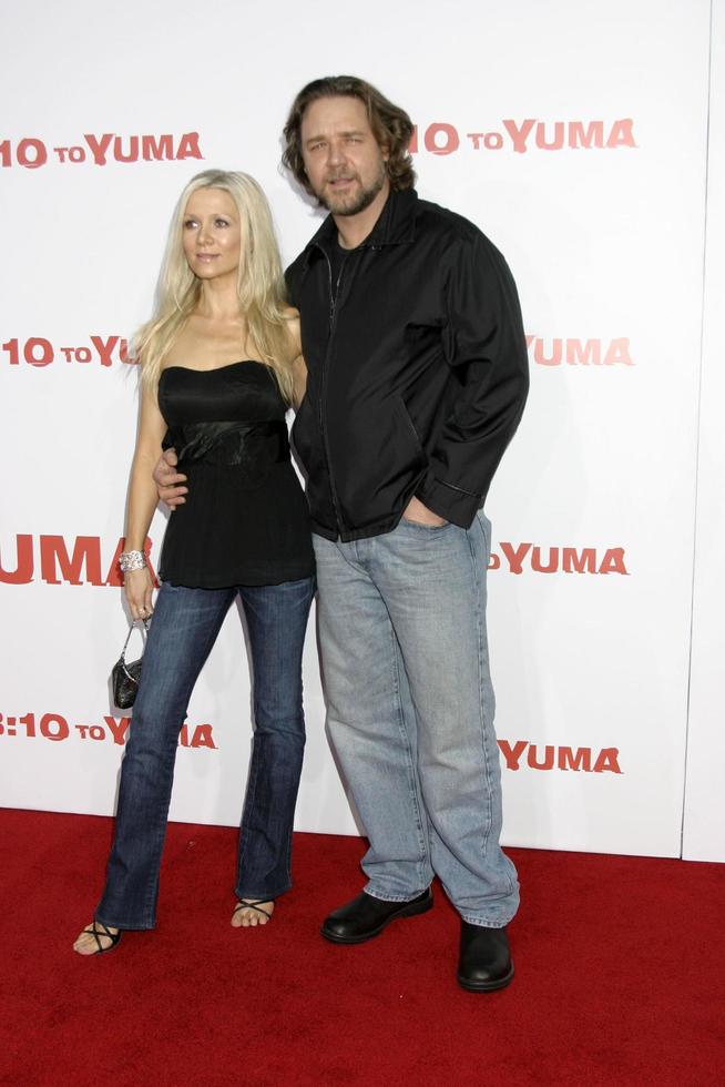 russell crowe y esposa danielle 3 - 10 al estreno de yuma en westwood, ca 21 de agosto de 2007 2007 foto