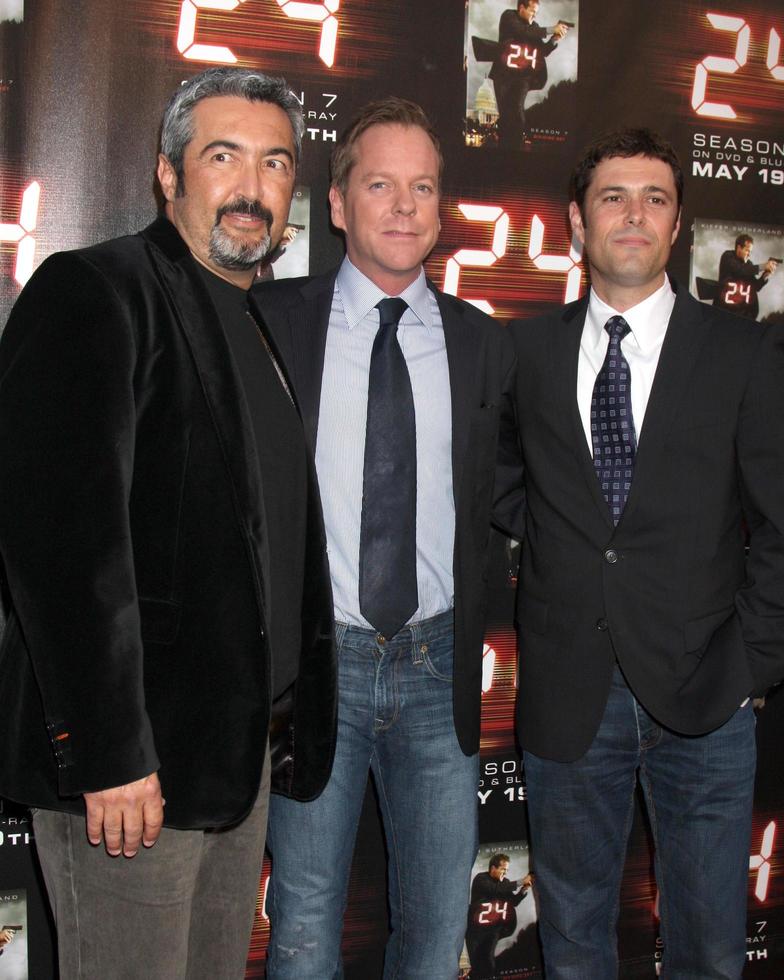 john cassar, kiefer sutherland y carlos bernard llegando a la proyección final de la temporada 24 temporada 8 y lanzamiento en dvd de la temporada 7 en el teatro wadworth en westwood, ca el 12 de mayo de 2009 foto