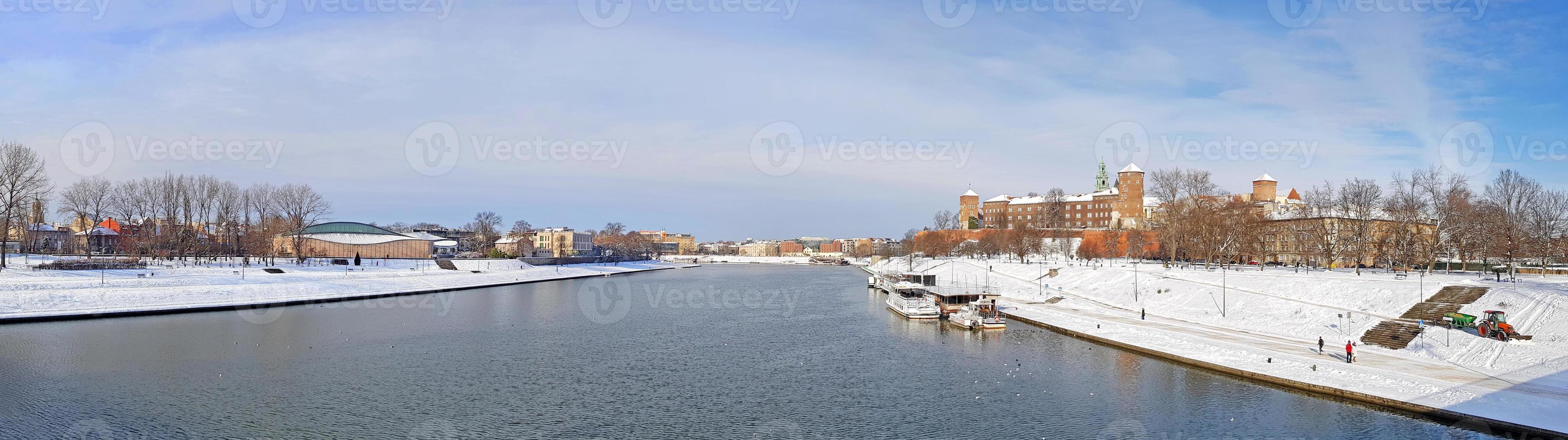 horizonte panorámico de cracovia con el museo manggha de arte y tecnología japoneses y el castillo real de wawel. vista del río vistula desde el puente grunwald. día soleado de invierno, cielo azul, nubes blancas. foto