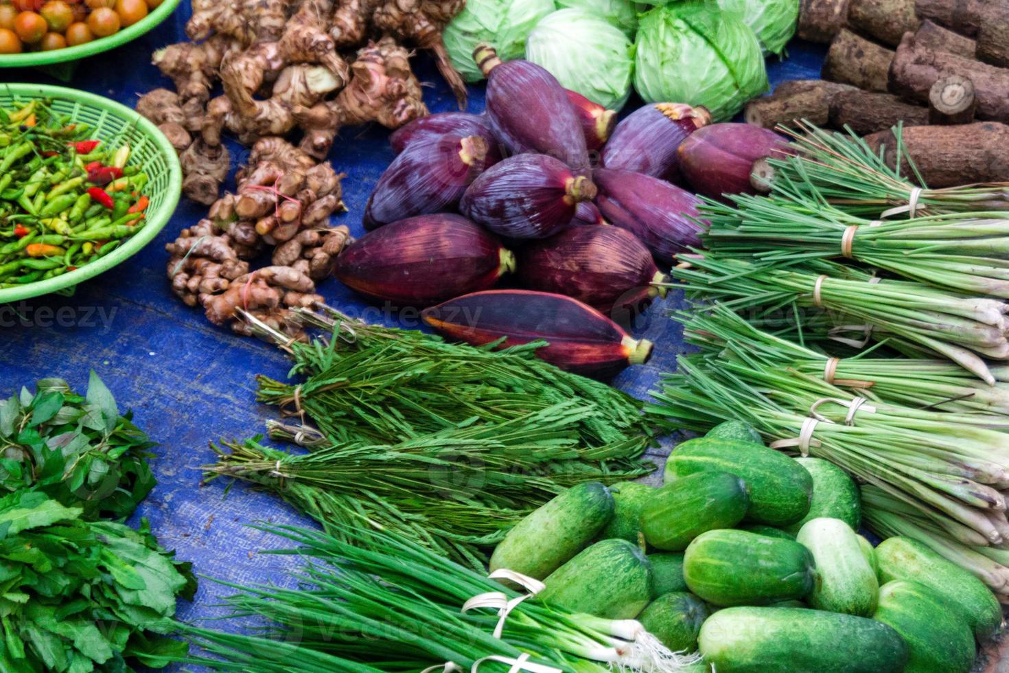 verduras frescas y hierbas en el mercado callejero. mercado matutino local en luang prabang, laos. foto