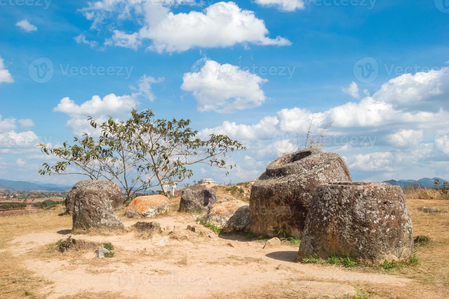 fragmento de un sitio arqueológico único que fue destruido por la explosión de bombas de racimo - llanura de las jarras. phonsovan, provincia de xieng khouang, laos. foto