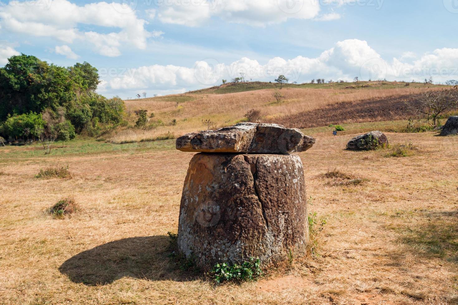 parte del sitio arqueológico que fue destruido por la explosión de bombas de racimo - llanura de las jarras. phonsovan, provincia de xieng khouang, laos. foto