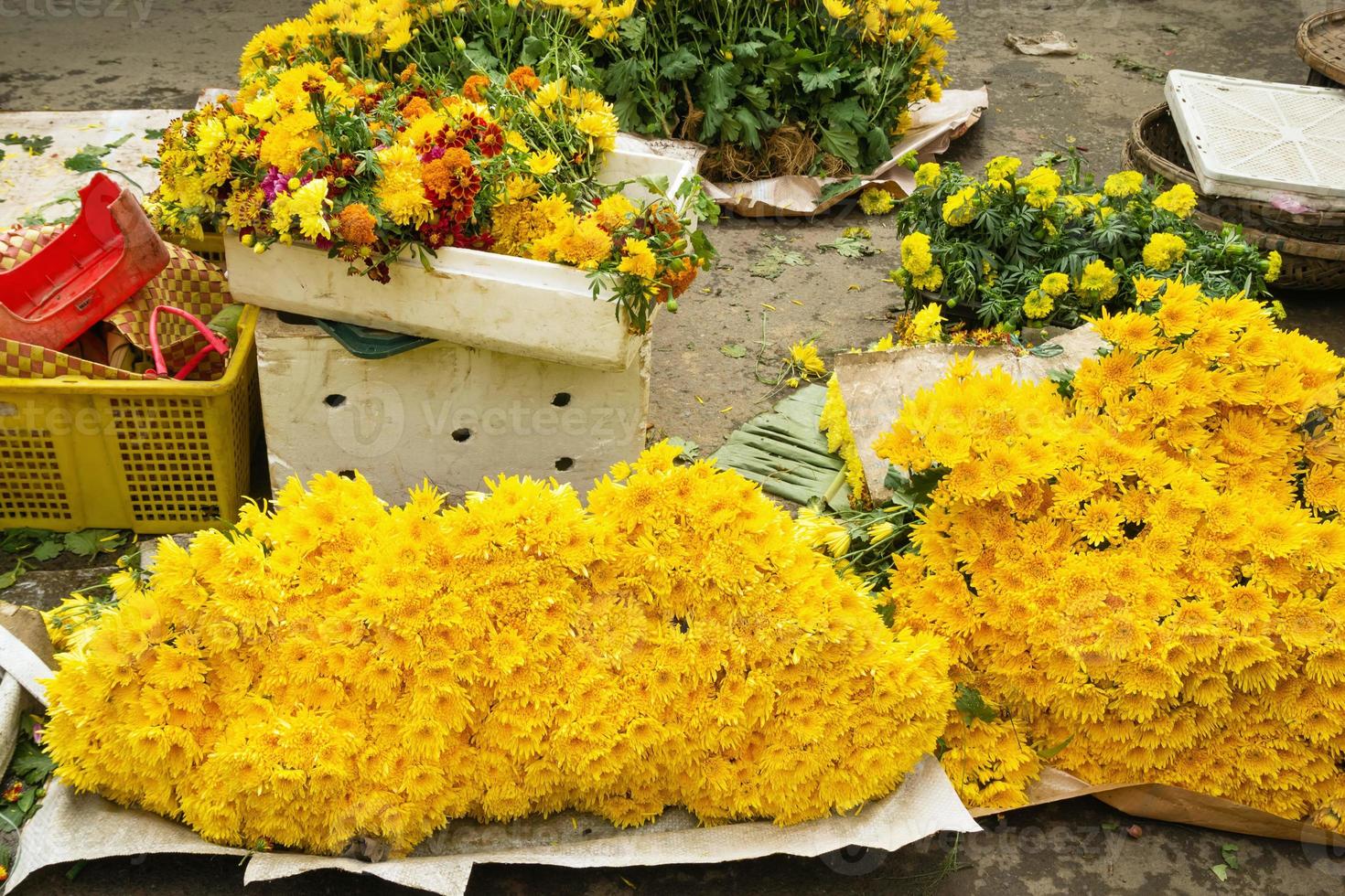 flores amarillas de crisantemos en un mercado de flores de la calle. foto
