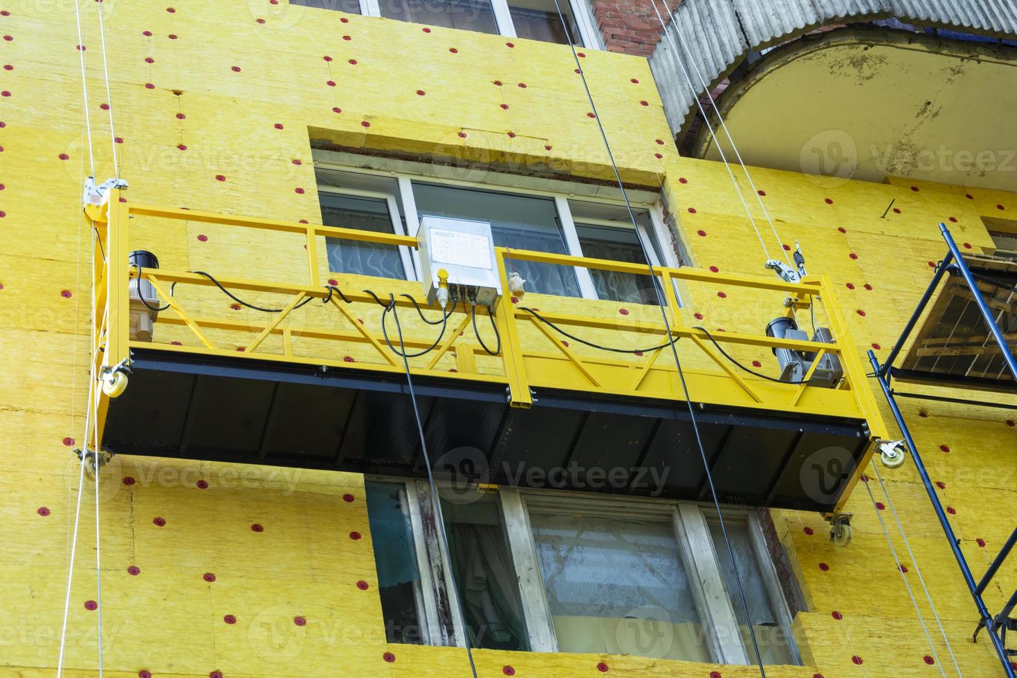 aislamiento de las paredes de un edificio de varias plantas, la cuna del ascensor. foto