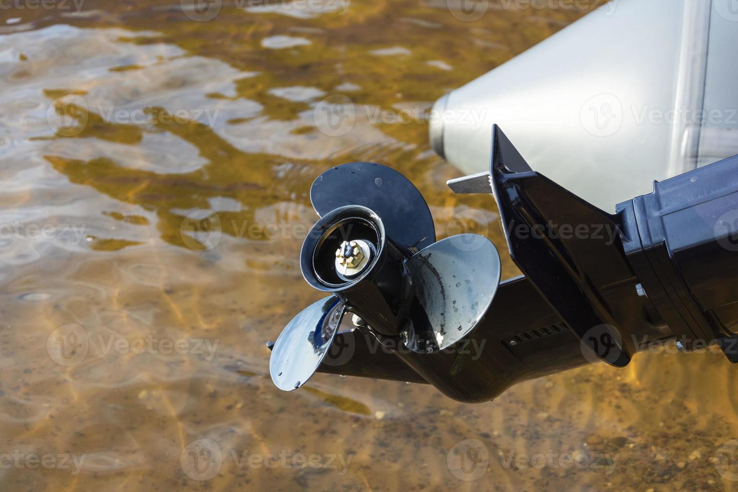 hélice de motor fuera de borda de barco de pesca, motor fuera de borda en un barco de recreo, lago, río foto