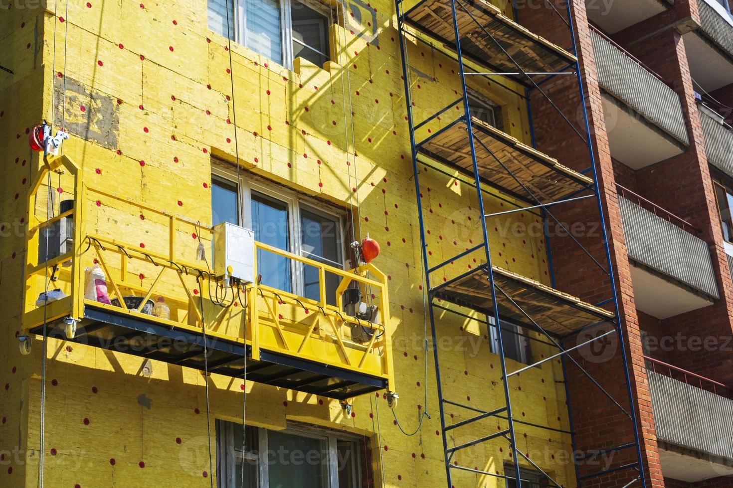 aislamiento de las paredes de un edificio de varias plantas, la cuna del ascensor. foto