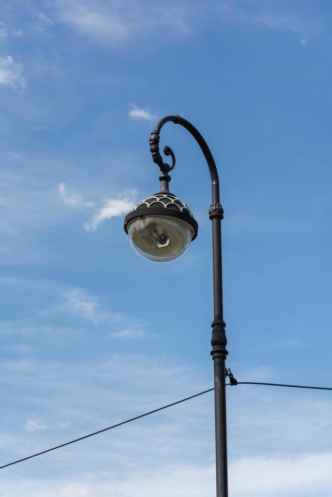 farola moderna con muchas lámparas y hermoso cielo azul en el fondo, alumbrado público foto