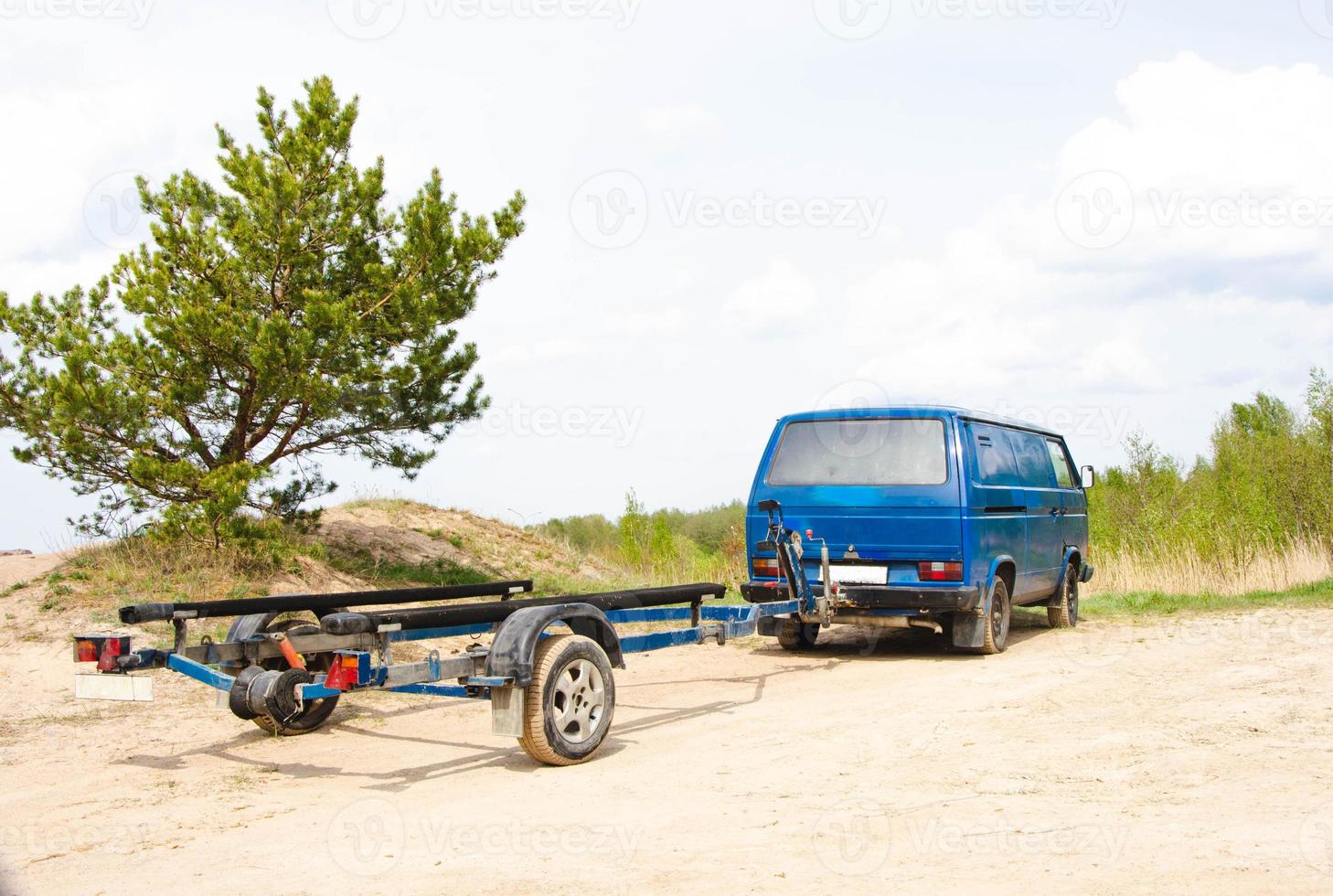 autobús de remolque de barco junto a la bahía, antiguo autobús de pesca hipster, furgoneta de pesca azul foto