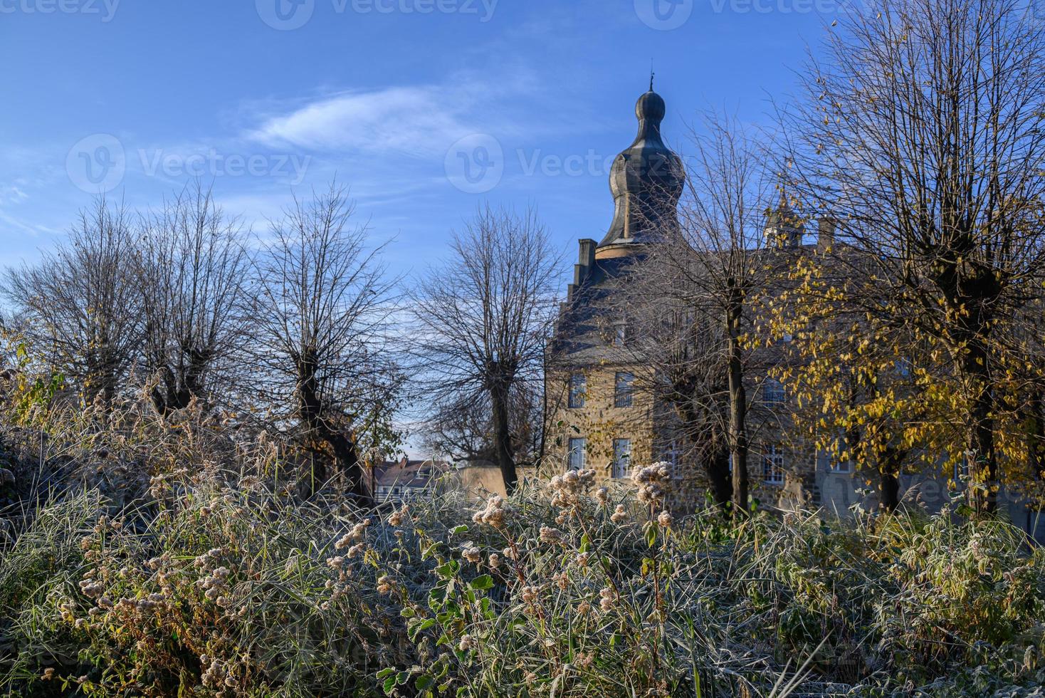 otoño en un castillo en westfalia foto