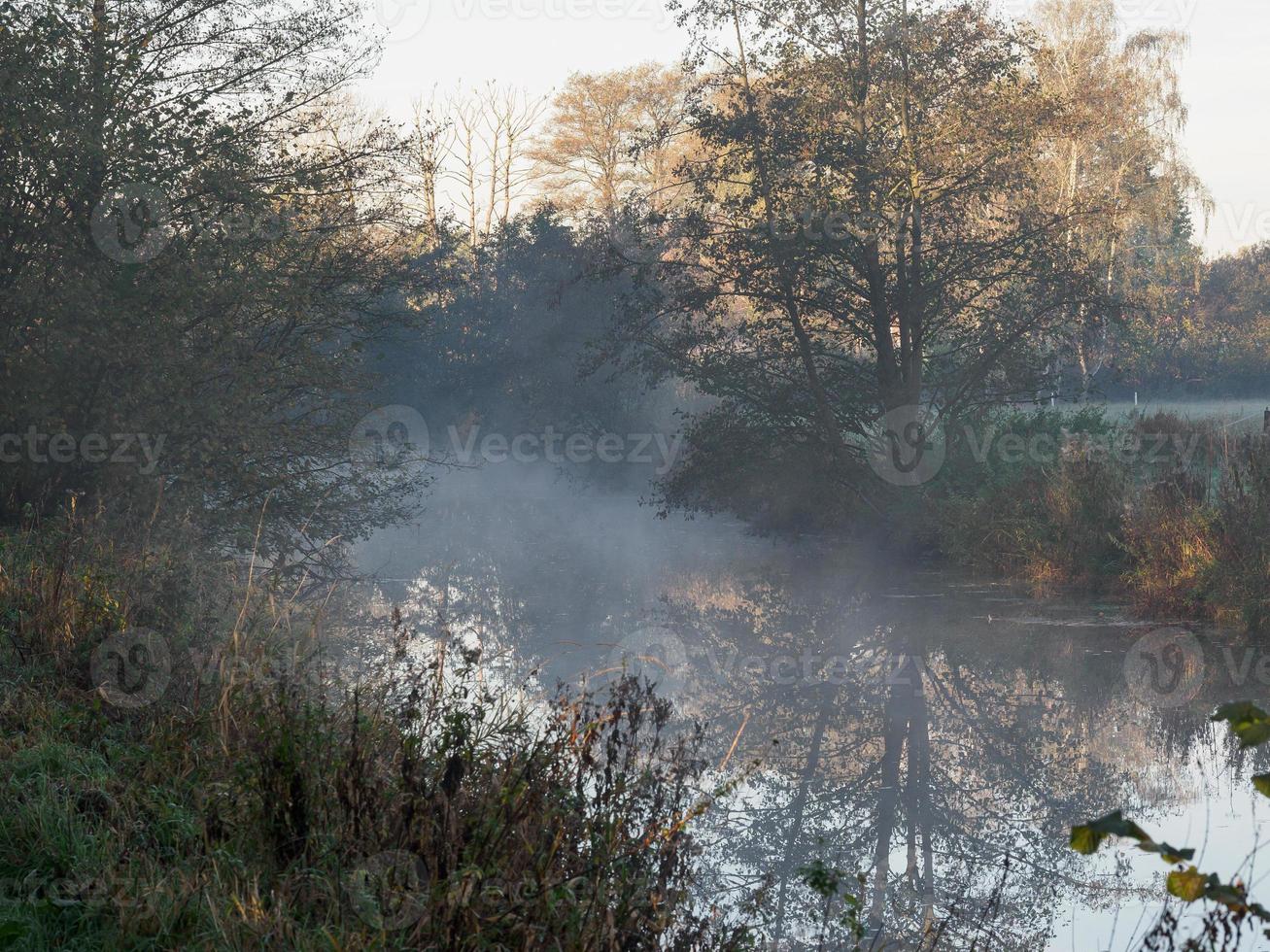 tiempo de otoño en un río en Alemania foto