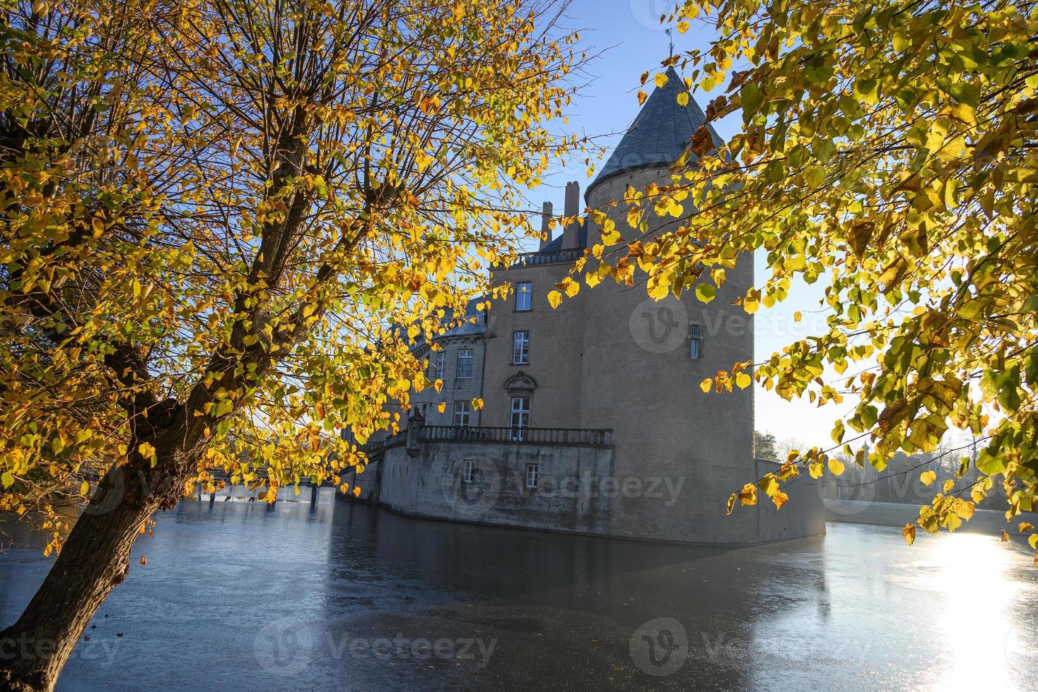 otoño en un castillo en westfalia foto