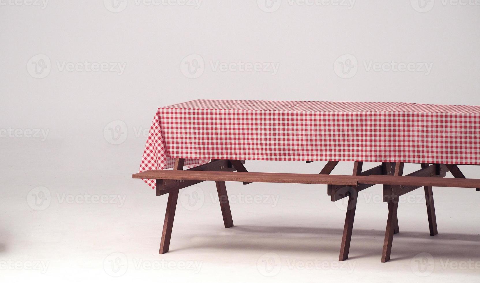 mesa de madera y servilleta roja para fiesta al aire libre. foto