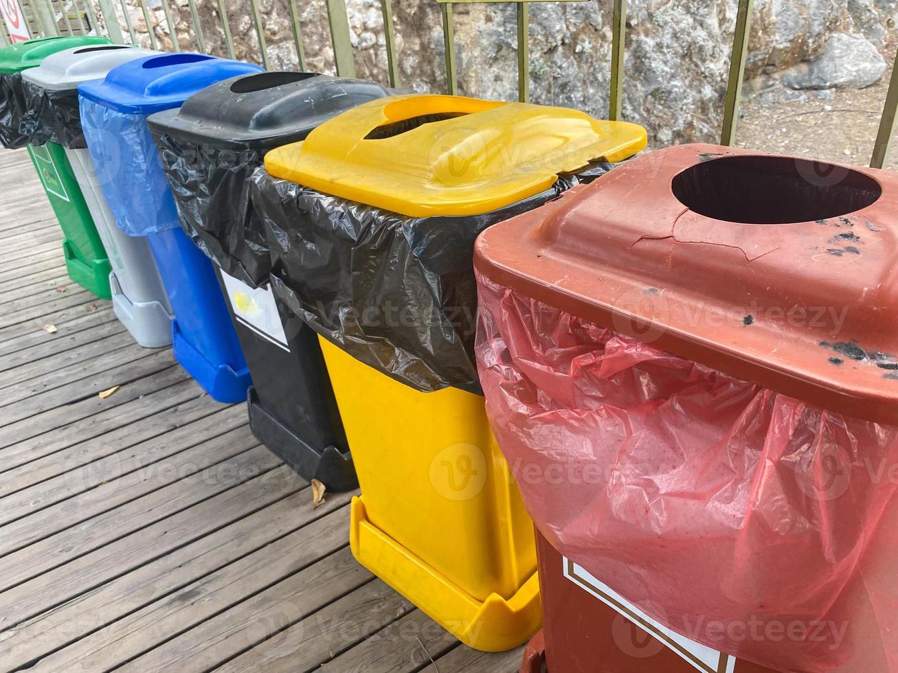contenedores multicolores de plástico de basura para la recogida separada de basura y su posterior procesamiento en beneficio del medio ambiente foto