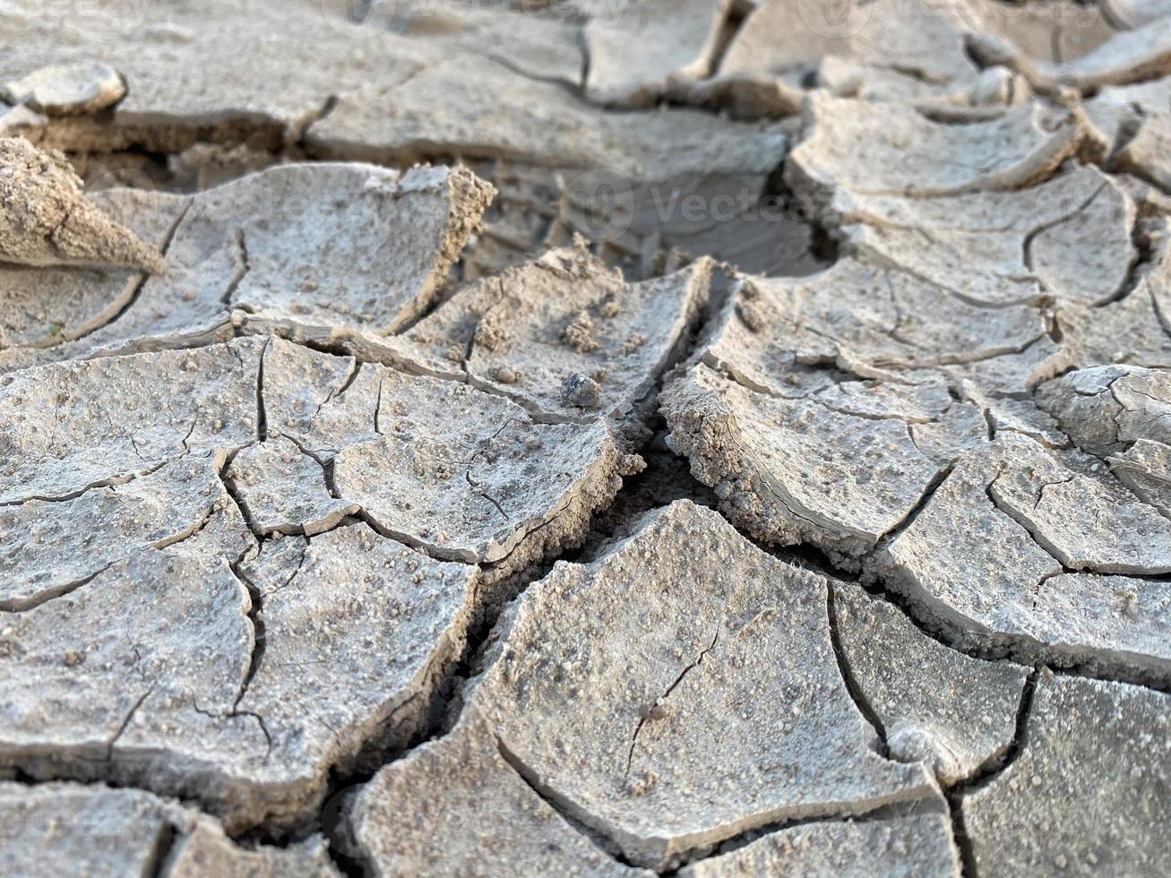 fondo de textura de tierra agrietada. grietas del desierto de sal, suelo seco foto