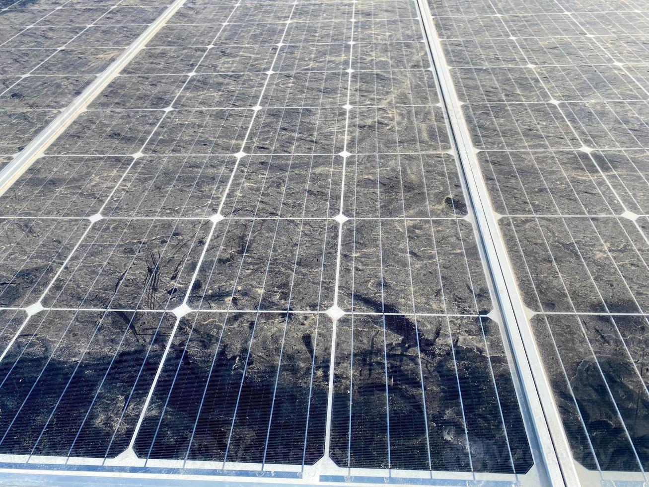 panel solar polvoriento de ahorro de energía azul moderno para generar electricidad del sol. concepto de energía ecológica alternativa foto
