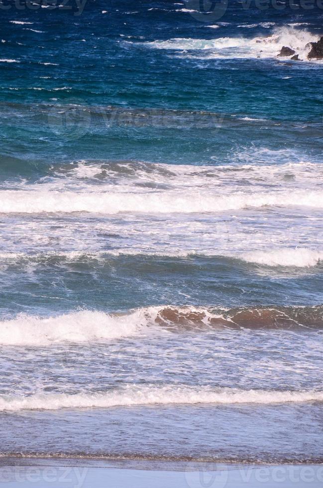 enormes olas del mar foto