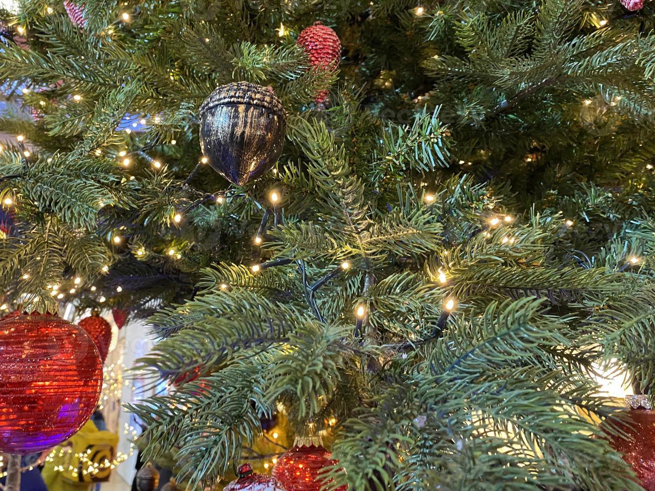 juguetes de navidad colgando de un árbol de navidad foto